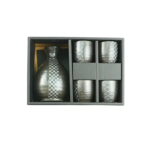 Conjunto de Saquê Preto – 4 Copos e 1 Garrafa